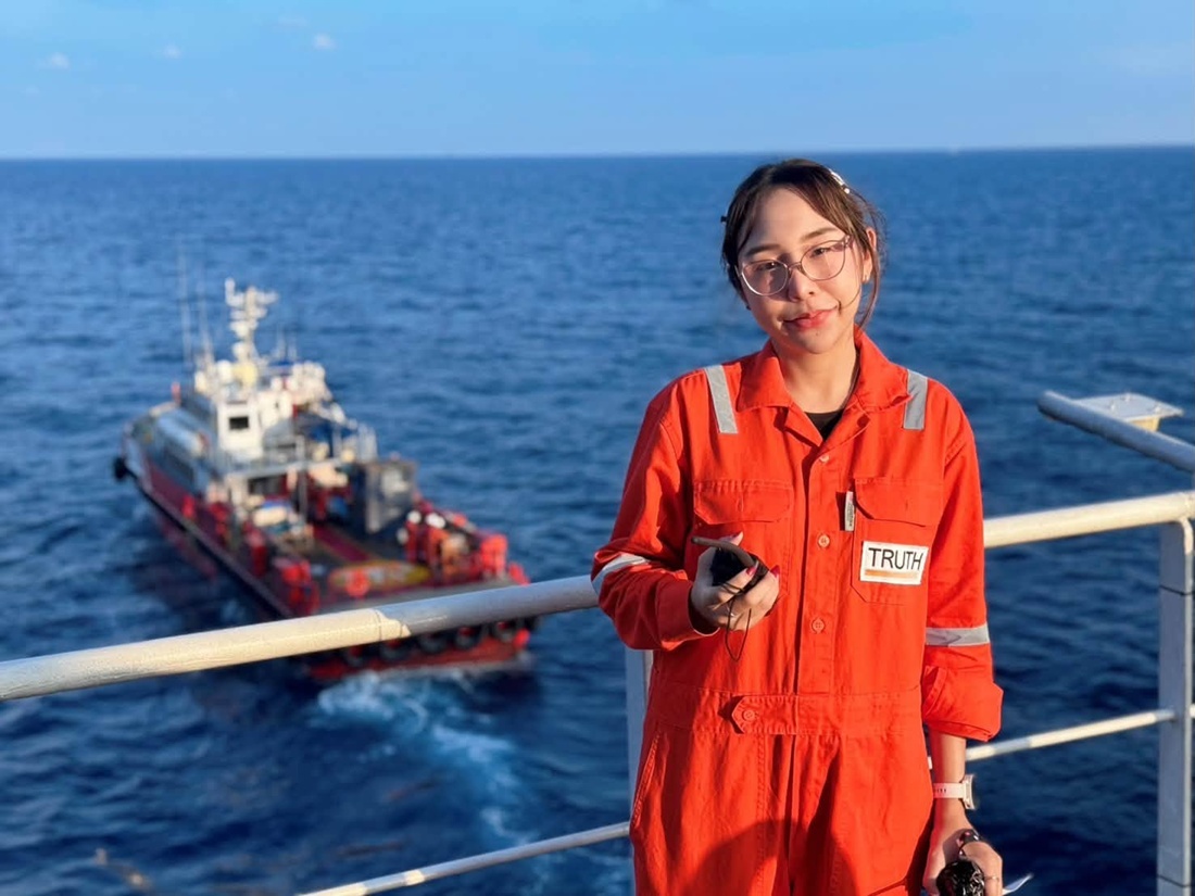 พนักงานหญิงคนแรกบนเรือ นวธานี (Accommodation Work Barge)
